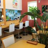 カウンター席があり、一人でも気軽に利用できるオープンな雰囲気。金指駅から徒歩圏内で、「おいしいバーガーが食べたい」と思い立った時に、ふらりと立ち寄れます。