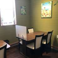 昼から軽く飲みたい時に最適。肉の旨みをギュッと閉じ込めて焼き上げられたジューシーなパティは、ビールと相性抜群です。セットには、野菜スープとおつまみにぴったりなポテトも付いています。