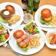 厳選した素材を使い、手づくりにこだわって丁寧につくられた『ハンバーガー』は、テイクアウト可能。
※混雑の状況により、お時間がかかる場合がございます。