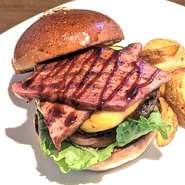 表面を香ばしく焼いた厚切りベーコンととろーりミックスチーズが絡まって、お腹も心も大満足！
