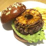 香ばしく焼いた厚切りパイナップルの甘味と酸味に
ハニーマスタードが絶妙なアクセント！
