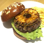 香ばしく焼いた厚切りパイナップルの甘味と酸味に
ハニーマスタードが絶妙なアクセント！
