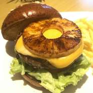 パイナップルバーガー✙とろーりミックスチーズ
ハワイを感じさせるフルーティーで濃厚な味わい！