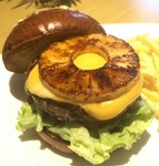 パイナップルバーガー✙とろーりミックスチーズ
ハワイを感じさせるフルーティーで濃厚な味わい！