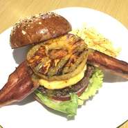 パイナップル✙ベーコン✙チーズのよくばり絶品バーガー！
ベーコンの塩味とパインの甘味、チーズのコクがベストマッチ！
