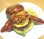 パイナップル✙ベーコン✙チーズのよくばり絶品バーガー！
ベーコンの塩味とパインの甘味、チーズのコクがベストマッチ！
