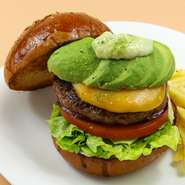 アボカド✙わさびマヨネーズ✙とろーりミックスチーズ
アボカドにチーズが加わりさらに濃厚な味わいに！
（わさび抜きできます）