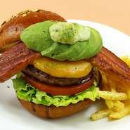 アボカド✙ベーコン✙チーズの最強バーガー！
（わさび抜きもできます）