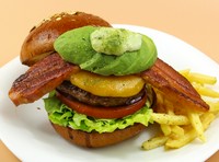 アボカド✙ベーコン✙チーズの最強バーガー！
（わさび抜きもできます）