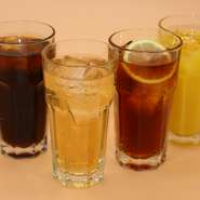 コカ・コーラ、ジンジャーエール、メロンソーダ、ウーロン茶、アイスコーヒー、
アイスティ、オレンジジュース、グレープフルーツジュース
