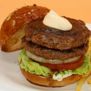 牛肉100％パティ追加（2枚）でボリューム満点！
肉汁たっぷり！お腹も心も大満足！
※ジュニア以外のハンバーガーに追加できます。