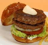 牛肉100％パティ追加（2枚）でボリューム満点！
肉汁たっぷり！お腹も心も大満足！
※ジュニア以外のハンバーガーに追加できます。