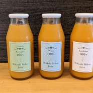 地元三ケ日みかんが3～４個入った100％ストレートジュース！
①スッキリした味わいの「緑ラベル」　②甘味と酸味がバランス良い「青ラベル」
③甘くて濃厚なおいしさの「白ラベル」の3種類があります。