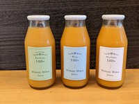 地元三ケ日みかんが3～４個入った100％ストレートジュース！
①スッキリした味わいの「緑ラベル」　②甘味と酸味がバランス良い「青ラベル」
③甘くて濃厚なおいしさの「白ラベル」の3種類があります。