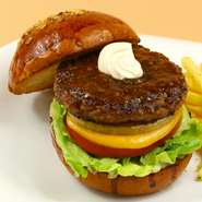 モリズバーガー✙とろーりミックスチーズ　　
モリズバーガーにチーズのコクが加わり美味しさアップ！　
