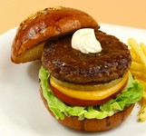 モリズバーガー✙とろーりミックスチーズ　　
モリズバーガーにチーズのコクが加わり美味しさアップ！　