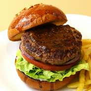 パティの美味しさをシンプルに味わうならこれ！
生のレッドオニオンスライスが入っています。
