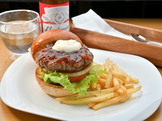 甘く柔らかいグリルオニオンが自慢の『モリズバーガー』