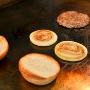 ブロックで仕入れたチルドビーフ100％のパティは、肉の食感が残るステーキのような仕上がり。地元のパン店に特注したオリジナルバンズは、全粒粉入りで、天然酵母が使われています。