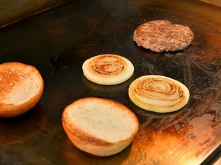 牛肉100％のパティと、パン専門店のオリジナルバンズ
