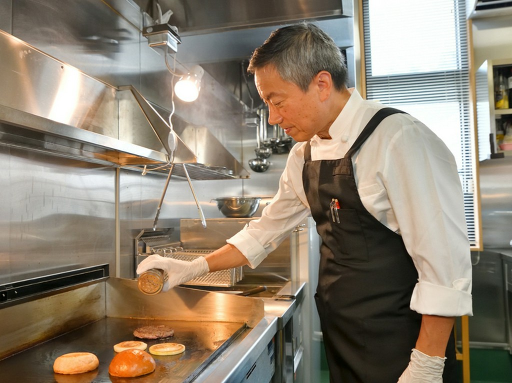 職人技で仕上げる、肉汁たっぷり『ハンバーガー』