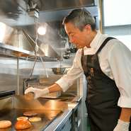 つくりたての提供にこだわっている店主の森藤氏。焼き時間の異なる素材を、同時にできあがるように時間を見事に調整し、仕上げてくれます。シンプルな組み合わせで、素材のおいしさを楽しめるのもうれしい。