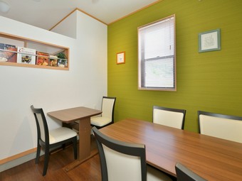 お酒を飲みながら『ハンバーガー』を味わえる、大人のカフェ