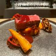 ジビエをはじめ、コースを彩る肉料理たち。時期によって内容は異なるものの、可能な限りゲストの要望には応えていきたいとのこと。予約時の相談がおすすめです。