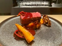 ジビエをはじめ、コースを彩る肉料理たち。時期によって内容は異なるものの、可能な限りゲストの要望には応えていきたいとのこと。予約時の相談がおすすめです。