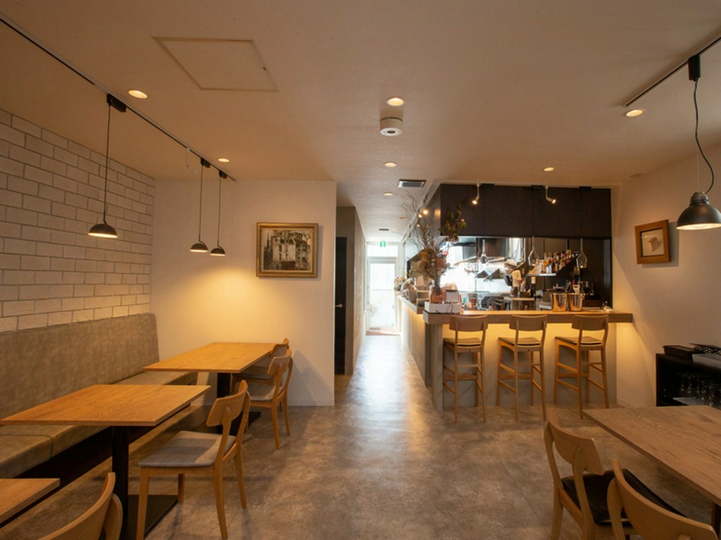 ワイン1杯だけでもOK。厨房前は気軽に使える立ち飲みスペース