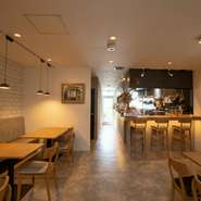 オープンキッチンの目の前は、フレンチでは珍しい立ち飲みスペース。仕事帰りにふらっと立ち寄るお一人様や、2軒目利用などにぴったりです。ワインを軽く1杯ひっかけるような使い方もOK。