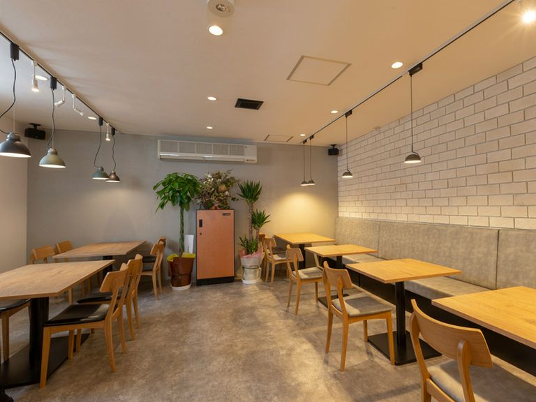 カジュアルフレンチを囲んで集う、おしゃれな女子会