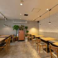 カフェのようなかわいい、女性好みの内装。大皿でとりわけスタイルの『シェアコース』もあり、女子会にピッタリです。コースは要予約となっているので、お早めにどうぞ。