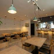 オシャレな店内で、気軽にフレンチを楽しめます。
大皿で取り分けのコースで気軽に！飲み放題のご案内も出来ます。
貸切でのご利用も可能ですので詳しくは店舗までお問い合わせ下さい。