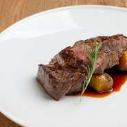 牛肉をローストして仕上げた一品。とても柔らかく、旨味の強い部位が使われているため、口の中に肉の美味しさが広がります。マデラ酒をベースにしたソースで。