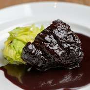 赤ワインのキレを出すために、酸味を前面に出したソースが絶品です。肉は3～4時間煮込んであり、トロトロ。煮込み過ぎてパサパサにならないように仕上げる絶妙な職人技が見事です。