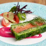 旬の野菜を使い、そこに魚や肉を合わせたテリーヌ。彩りよく仕上げられた、季節感あふれる一皿です。写真は『春キャベツ・ブロッコリーと桜鱒のテリーヌ』。ご予約のみでのご提供になります。