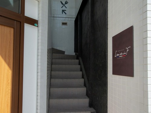 交差点に立つビルの2F、隠れ家のような雰囲気