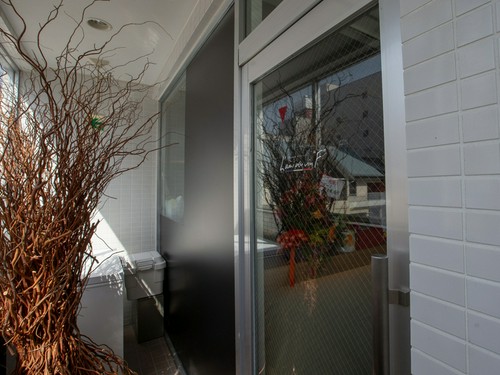 扉をあければ、カジュアルなフレンチ空間