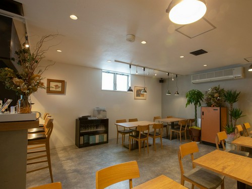 シンプルな内装で、寛げる雰囲気