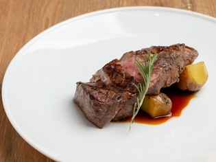 肉の旨味を閉じ込めて、柔らかく仕上げられた『牛肉のグリル』