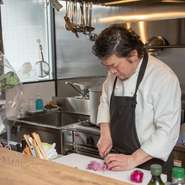 お客様の顔を見て、量、味付けなどを調整するこだわりよう