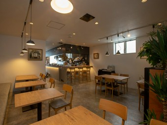 カウンターや立ち飲みスペースもあり、気軽に使えるフレンチの店