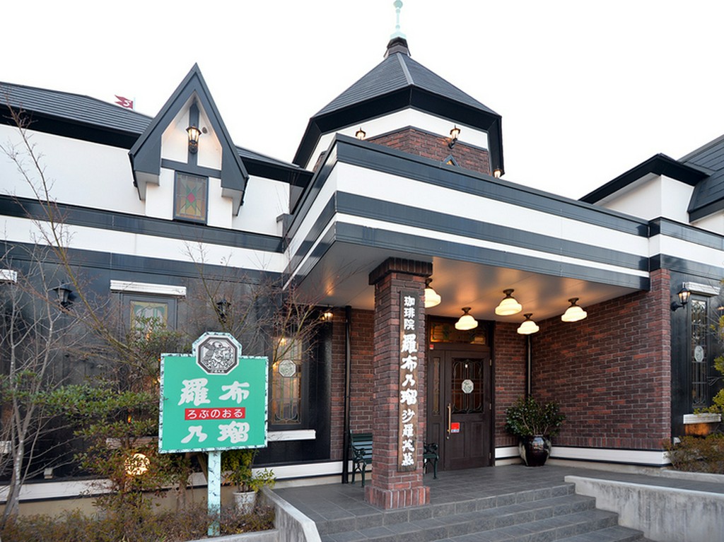 無国籍の重厚な寺院ふうの建物が特徴