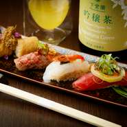 赤酢と米酢をブレンドしたシャリに、色彩豊かな季節の素材たちが贅沢に盛り付けられた光景は思わず見惚れてしまうほど。日によって盛り合わせ内容も異なるため、幾度となくゲストを喜ばせてくれることでしょう。