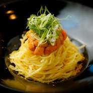 ウニの風味際立つ塩味のパスタ。ミョウバンを使用しない生のウニを、弾力心地よい生麺のパスタとともに。いかにウニの風味を楽しませるかというテーマのもと、創作された逸品です。