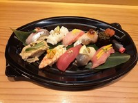 内容はその都度変わるお任せ握り盛り合わせです。
８貫～10貫
前日までのご予約をいただいております。
アレルギー等ございましたら申し付けください