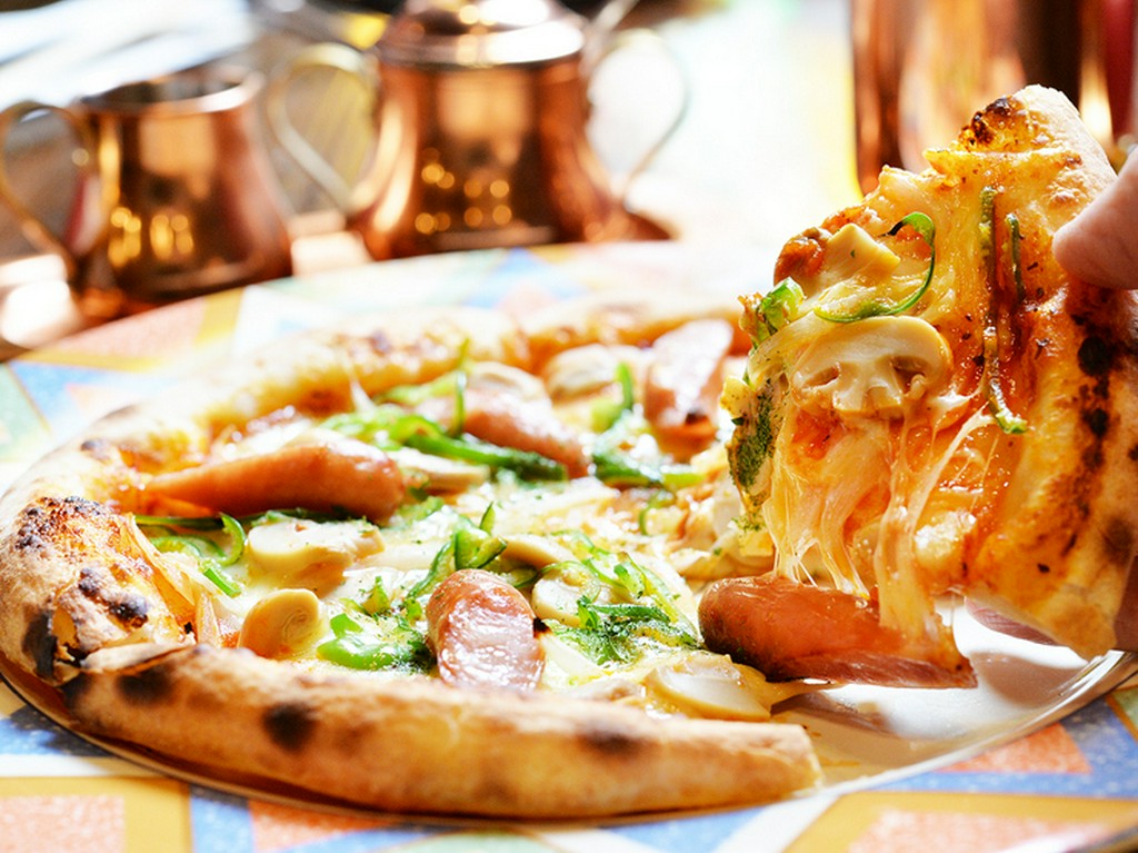 お店で粉から練って丹念につくられる『ミックスピザ』