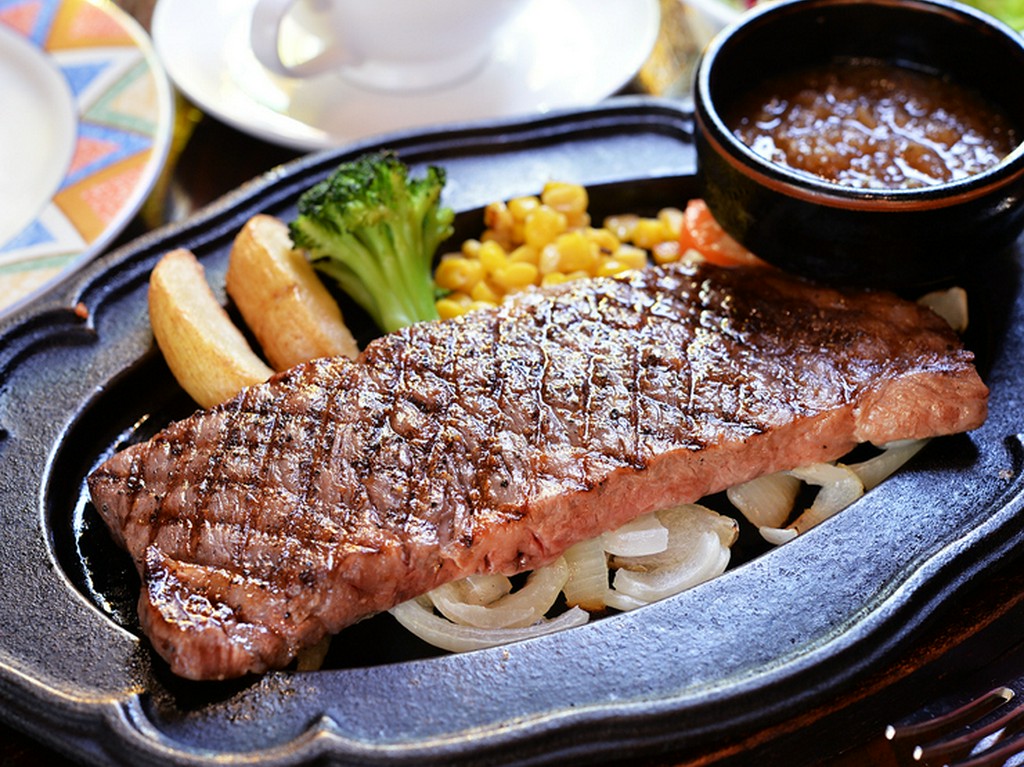 オリジナルのおろしソースとの相性ぴったり『国産牛サーロインステーキ（180g）　単品』