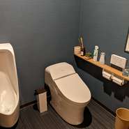 広々としたお洒落なレストルームには女性に優しいアメニティを揃えてあります。

糸ようじ
マウスウォッシュ
メガネ＆携帯クリーナー
綿棒
油取り紙
衣服用消臭剤
生理用品

安心してお食事をご堪能下さい。